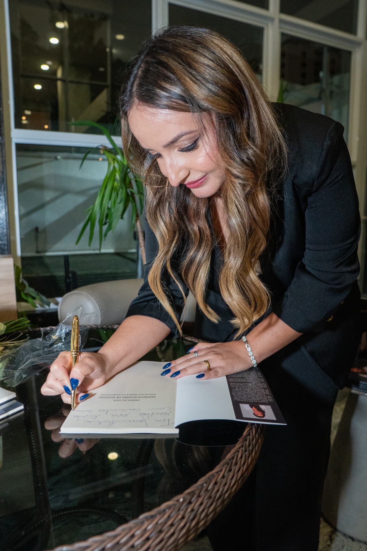 Patrícia Feitosa autografando seu livro “Práticas dos Empreendedores de Sucesso”
